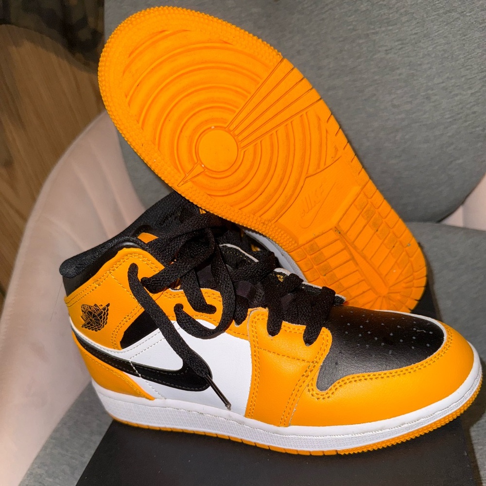 Nike Air Jordan Mid Top Sneakers in Black, Orange-ish/ Yellow size: 5.5! 💛🧡🤍🖤